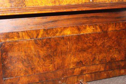 A MAGNIFICENT ANTIQUE WERNAM LONDON WALNUT AND WALNUT BURR UPRIGHT PIANO WITH MARQUETRY DETAILING
