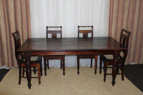 A SPECTACULAR SOLID STINKWOOD 6 TO 8-SEATER DINING TABLE WITH SOLID TURNED LEGS IN AWESOME CONDITION