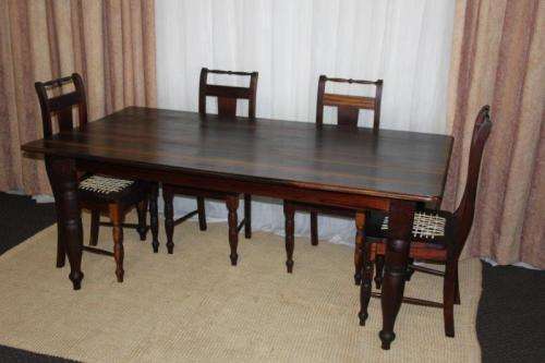 A SPECTACULAR SOLID STINKWOOD 6 TO 8-SEATER DINING TABLE WITH SOLID TURNED LEGS IN AWESOME CONDITION