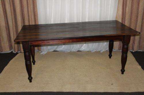 A SPECTACULAR SOLID STINKWOOD 6 TO 8-SEATER DINING TABLE WITH SOLID TURNED LEGS IN AWESOME CONDITION