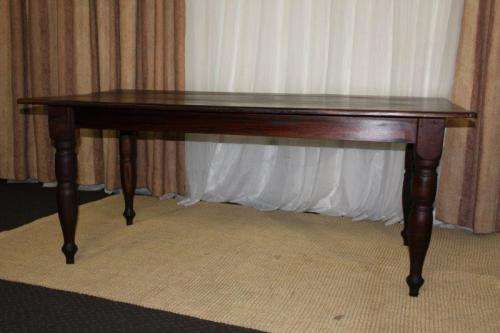 A SPECTACULAR SOLID STINKWOOD 6 TO 8-SEATER DINING TABLE WITH SOLID TURNED LEGS IN AWESOME CONDITION