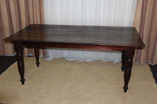 A SPECTACULAR SOLID STINKWOOD 6 TO 8-SEATER DINING TABLE WITH SOLID TURNED LEGS IN AWESOME CONDITION