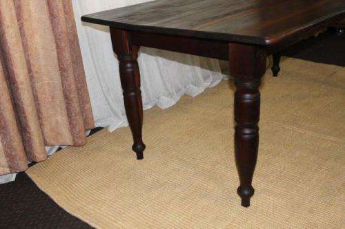A SPECTACULAR SOLID STINKWOOD 6 TO 8-SEATER DINING TABLE WITH SOLID TURNED LEGS IN AWESOME CONDITION