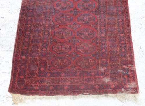 AN INCREDIBLE ANTIQUE PERSIAN CARPET (1.9m 1.35m) IN TRADITIONAL DEEP RED & BLUE COLOURS