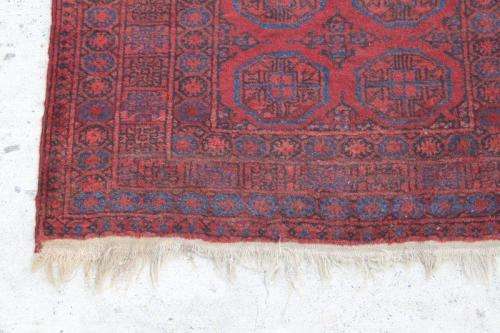 AN INCREDIBLE ANTIQUE PERSIAN CARPET (1.9m 1.35m) IN TRADITIONAL DEEP RED & BLUE COLOURS