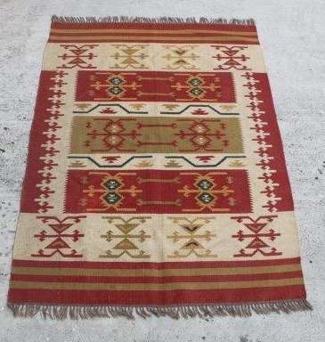 A FABULOUS PERSIAN GELIM CARPET (2.35m 1.65m) WITH WHITE AS A BASE AND OLIVE GREEN & RUST DETAILING
