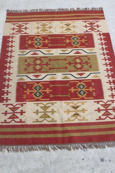A FABULOUS PERSIAN GELIM CARPET (2.35m 1.65m) WITH WHITE AS A BASE AND OLIVE GREEN & RUST DETAILING