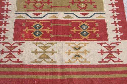 A FABULOUS PERSIAN GELIM CARPET (2.35m 1.65m) WITH WHITE AS A BASE AND OLIVE GREEN & RUST DETAILING