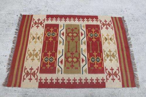 A FABULOUS PERSIAN GELIM CARPET (2.35m 1.65m) WITH WHITE AS A BASE AND OLIVE GREEN & RUST DETAILING