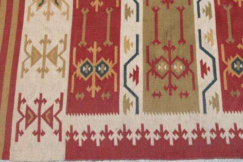 A FABULOUS PERSIAN GELIM CARPET (2.35m 1.65m) WITH WHITE AS A BASE AND OLIVE GREEN & RUST DETAILING