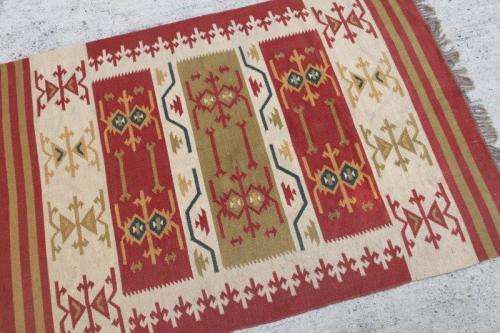 A FABULOUS PERSIAN GELIM CARPET (2.35m 1.65m) WITH WHITE AS A BASE AND OLIVE GREEN & RUST DETAILING