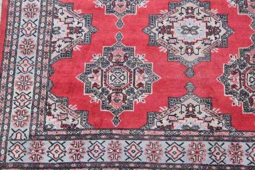 ***ABSOLUTE BARGAIN** A TRULY SPECTACULAR (2.7m x 1.8m) PAKISTANI TRADITIONAL BUKHARA PERSIAN CARPET
