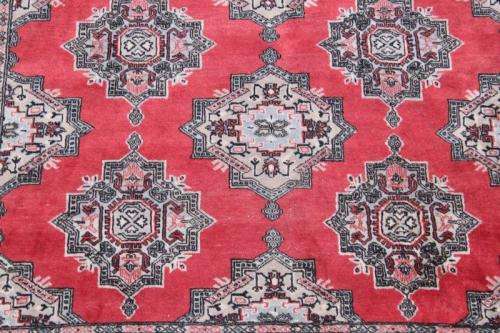 ***ABSOLUTE BARGAIN** A TRULY SPECTACULAR (2.7m x 1.8m) PAKISTANI TRADITIONAL BUKHARA PERSIAN CARPET