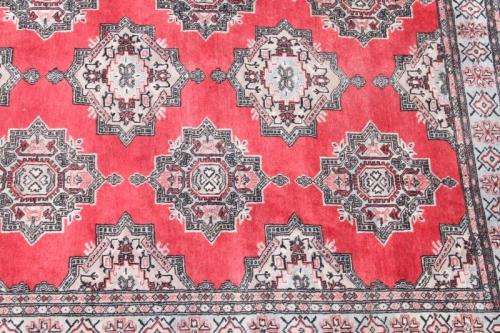 ***ABSOLUTE BARGAIN** A TRULY SPECTACULAR (2.7m x 1.8m) PAKISTANI TRADITIONAL BUKHARA PERSIAN CARPET