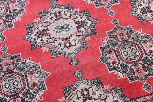 ***ABSOLUTE BARGAIN** A TRULY SPECTACULAR (2.7m x 1.8m) PAKISTANI TRADITIONAL BUKHARA PERSIAN CARPET