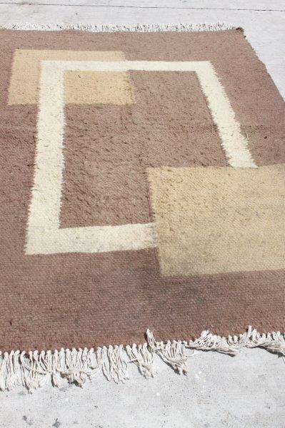 A WONDERFUL (2.2m x 1.7m) BROWN PURE WOOL WOVEN CARPET WITH SAND BROWN AND BEIGE/ TAN DETAILING
