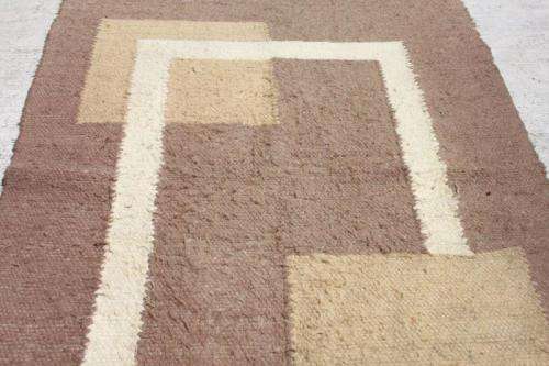 A WONDERFUL (2.2m x 1.7m) BROWN PURE WOOL WOVEN CARPET WITH SAND BROWN AND BEIGE/ TAN DETAILING