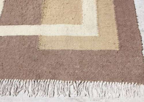A WONDERFUL (2.2m x 1.7m) BROWN PURE WOOL WOVEN CARPET WITH SAND BROWN AND BEIGE/ TAN DETAILING