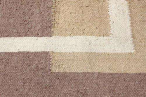 A WONDERFUL (2.2m x 1.7m) BROWN PURE WOOL WOVEN CARPET WITH SAND BROWN AND BEIGE/ TAN DETAILING