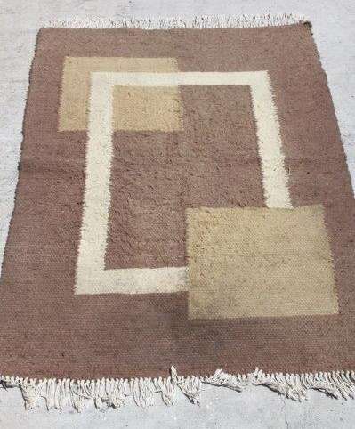 A WONDERFUL (2.2m x 1.7m) BROWN PURE WOOL WOVEN CARPET WITH SAND BROWN AND BEIGE/ TAN DETAILING