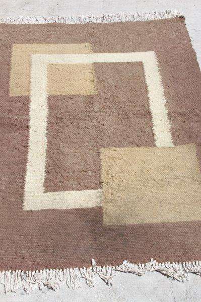 A WONDERFUL (2.2m x 1.7m) BROWN PURE WOOL WOVEN CARPET WITH SAND BROWN AND BEIGE/ TAN DETAILING