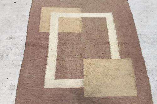 A WONDERFUL (2.2m x 1.7m) BROWN PURE WOOL WOVEN CARPET WITH SAND BROWN AND BEIGE/ TAN DETAILING