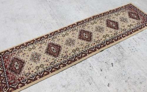 A FABULOUS 2.6m LONG "KHALAF ORIENT" RUNNER CARPET IN DARK BROWN AND TAN COLOURS