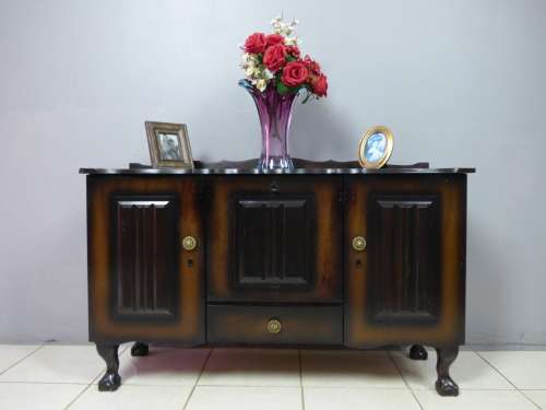 A STUNNING BALL & CLAW SIDE SERVER WITH 1 DRAWER & 3 CUPBOARDS FOR STORAGE! PERFECT TO PAINT!!!