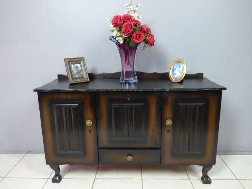 A STUNNING BALL & CLAW SIDE SERVER WITH 1 DRAWER & 3 CUPBOARDS FOR STORAGE! PERFECT TO PAINT!!!