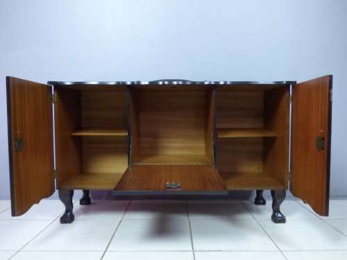 A STUNNING BALL & CLAW SIDE SERVER WITH 1 DRAWER & 3 CUPBOARDS FOR STORAGE! PERFECT TO PAINT!!!