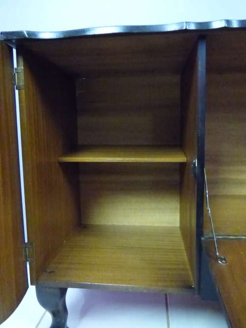 A STUNNING BALL & CLAW SIDE SERVER WITH 1 DRAWER & 3 CUPBOARDS FOR STORAGE! PERFECT TO PAINT!!!