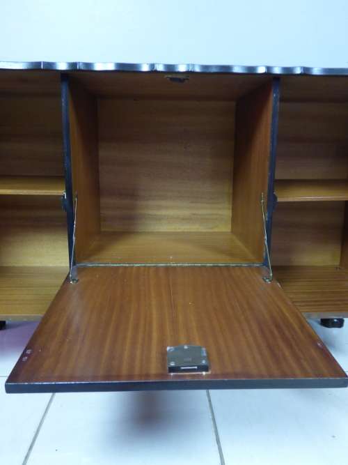 A STUNNING BALL & CLAW SIDE SERVER WITH 1 DRAWER & 3 CUPBOARDS FOR STORAGE! PERFECT TO PAINT!!!