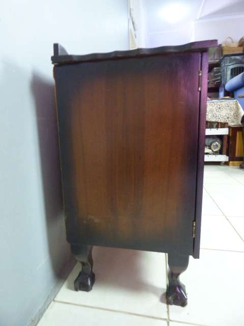 A STUNNING BALL & CLAW SIDE SERVER WITH 1 DRAWER & 3 CUPBOARDS FOR STORAGE! PERFECT TO PAINT!!!