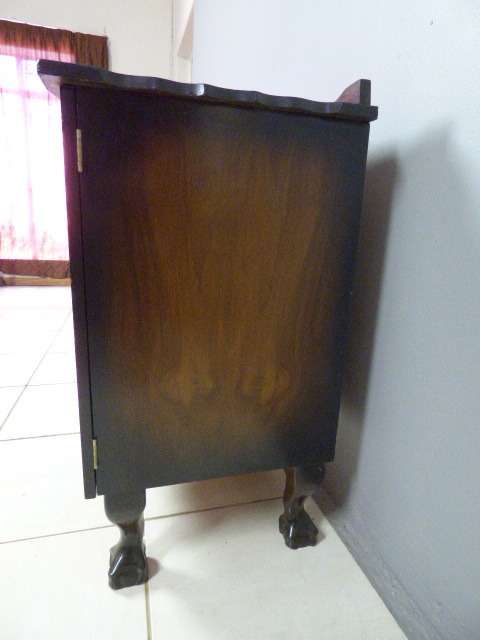 A STUNNING BALL & CLAW SIDE SERVER WITH 1 DRAWER & 3 CUPBOARDS FOR STORAGE! PERFECT TO PAINT!!!