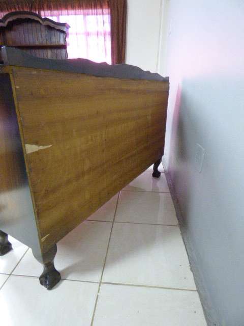 A STUNNING BALL & CLAW SIDE SERVER WITH 1 DRAWER & 3 CUPBOARDS FOR STORAGE! PERFECT TO PAINT!!!