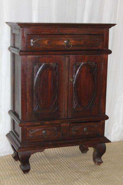 A MAGNIFICENT SOLID INDONESIAN TEAK 3-DRAWER CABINET WITH BEAUTIFUL CARVED DETAILING