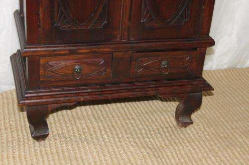 A MAGNIFICENT SOLID INDONESIAN TEAK 3-DRAWER CABINET WITH BEAUTIFUL CARVED DETAILING