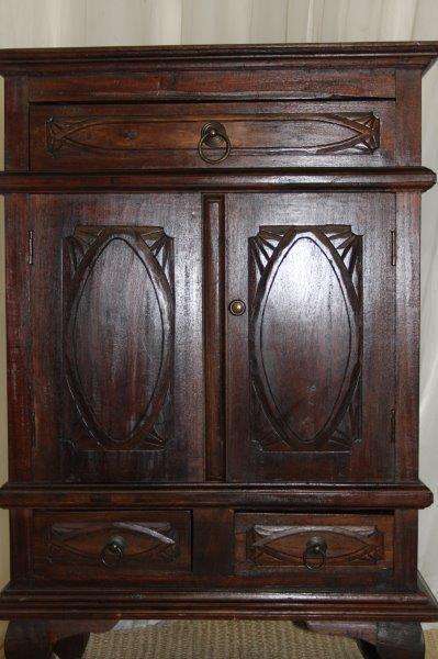 A MAGNIFICENT SOLID INDONESIAN TEAK 3-DRAWER CABINET WITH BEAUTIFUL CARVED DETAILING