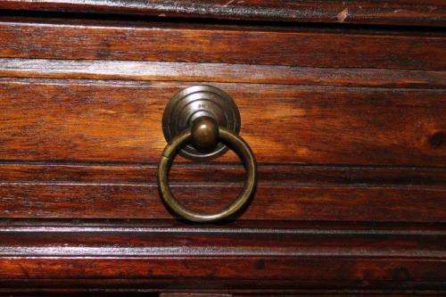 A MAGNIFICENT SOLID INDONESIAN TEAK 3-DRAWER CABINET WITH BEAUTIFUL CARVED DETAILING