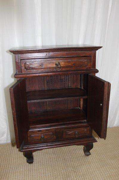 A MAGNIFICENT SOLID INDONESIAN TEAK 3-DRAWER CABINET WITH BEAUTIFUL CARVED DETAILING