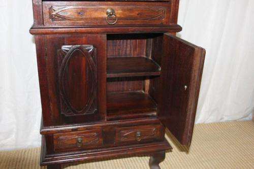 A MAGNIFICENT SOLID INDONESIAN TEAK 3-DRAWER CABINET WITH BEAUTIFUL CARVED DETAILING
