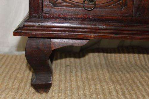 A MAGNIFICENT SOLID INDONESIAN TEAK 3-DRAWER CABINET WITH BEAUTIFUL CARVED DETAILING