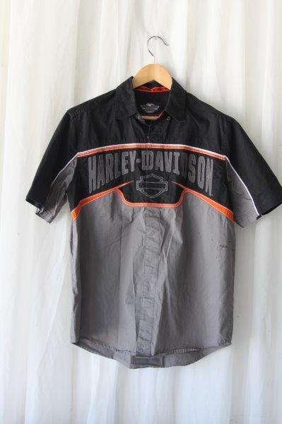 A STUNNING ORIGINAL HARLEY DAVIDSON GENTS SIZE MEDIUM STUD-BUTTON SHIRT