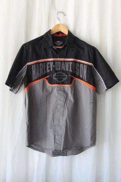 A STUNNING ORIGINAL HARLEY DAVIDSON GENTS SIZE MEDIUM STUD-BUTTON SHIRT