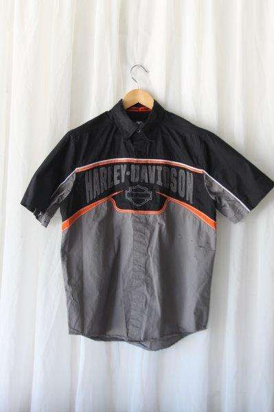 A STUNNING ORIGINAL HARLEY DAVIDSON GENTS SIZE MEDIUM STUD-BUTTON SHIRT