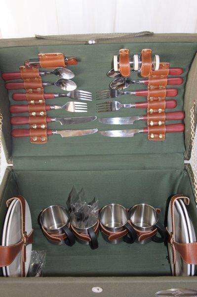 A SUPERB ORIGINAL EETRITE 4-PERSON PICNIC BASKET SET WITH PLATES, CUTLERY, CUPS & MORE - NEVER USED