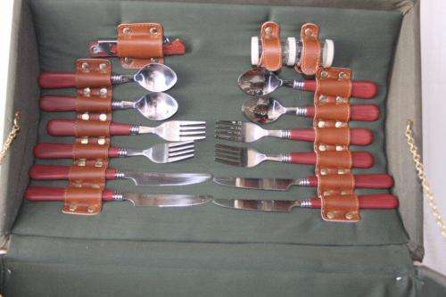 A SUPERB ORIGINAL EETRITE 4-PERSON PICNIC BASKET SET WITH PLATES, CUTLERY, CUPS & MORE - NEVER USED