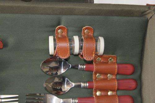A SUPERB ORIGINAL EETRITE 4-PERSON PICNIC BASKET SET WITH PLATES, CUTLERY, CUPS & MORE - NEVER USED