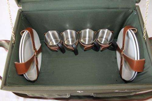 A SUPERB ORIGINAL EETRITE 4-PERSON PICNIC BASKET SET WITH PLATES, CUTLERY, CUPS & MORE - NEVER USED