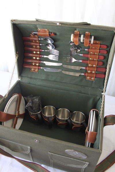 A SUPERB ORIGINAL EETRITE 4-PERSON PICNIC BASKET SET WITH PLATES, CUTLERY, CUPS & MORE - NEVER USED